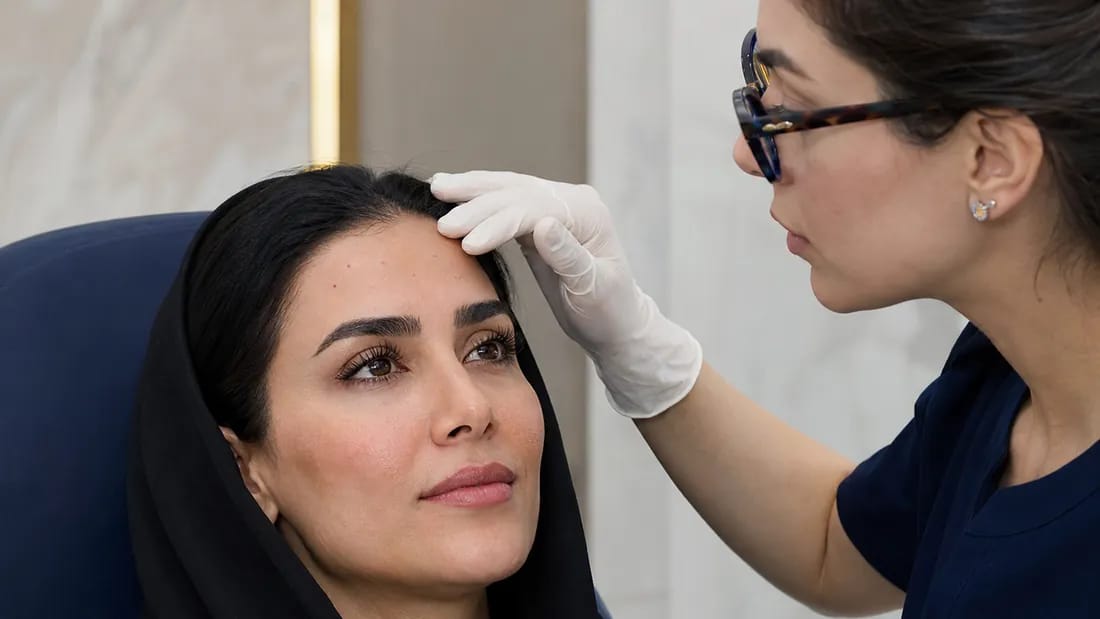 مراقبت پس از تزریق بوتاکس و بررسی ناحیه پیشانی توسط پزشک