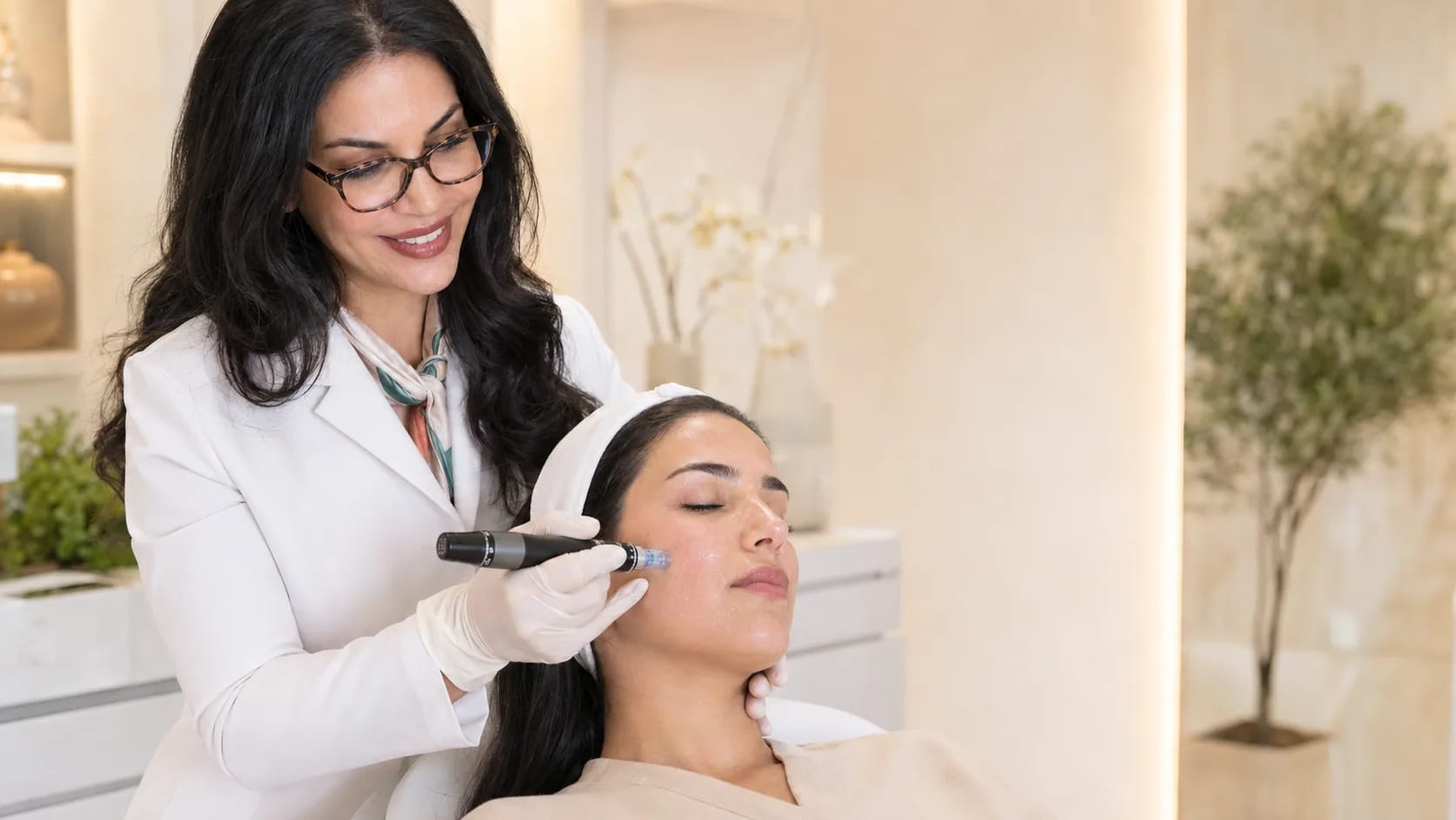 انجام درماپن روی پوست صورت با قلم میکرونیدلینگ توسط دکتر مرجان خلیلی در تهران